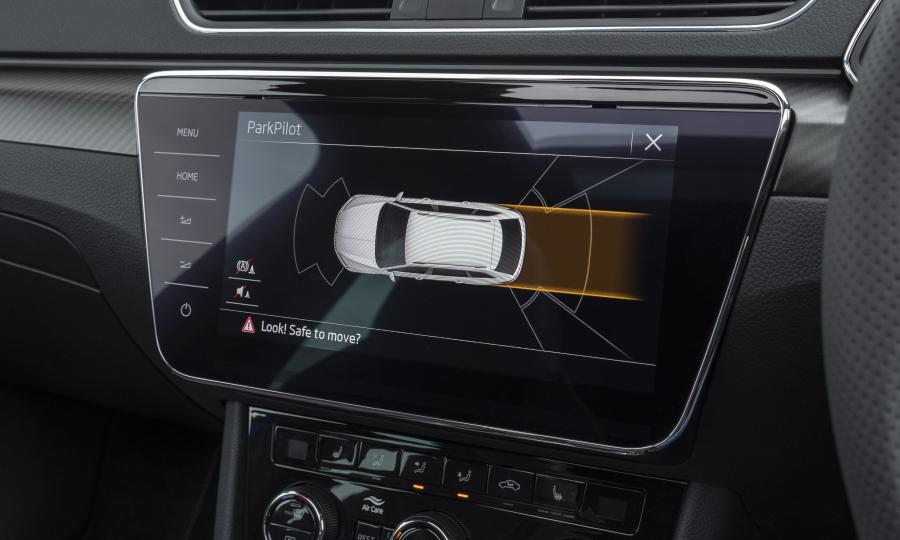 Детали интерьера Skoda Superb Combi 4x4 SportLine 2019 года  (UK) (фото 26 из 34)